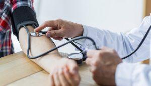 الفحص الطبي لتجديد الإقامة في الخليج
